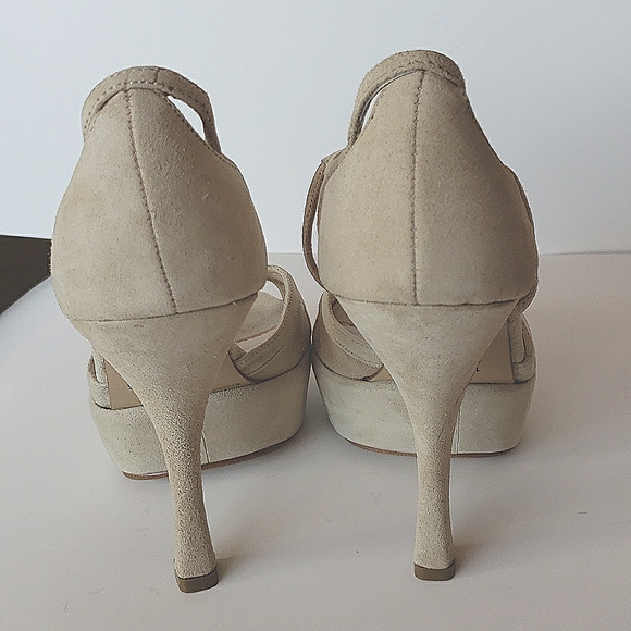 New Colin Stuart 4 1/2" suede cream heel size 7 NWT - Picture 4 of 9